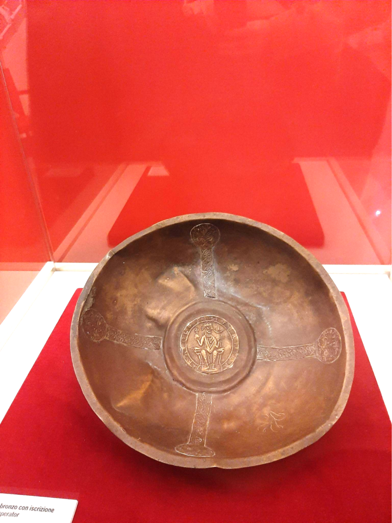 Bacile in bronzo dorato di Carlo Magno, primo quarto dell'XII secolo, museo archeologico, Montelupo Fiorentino (FI)