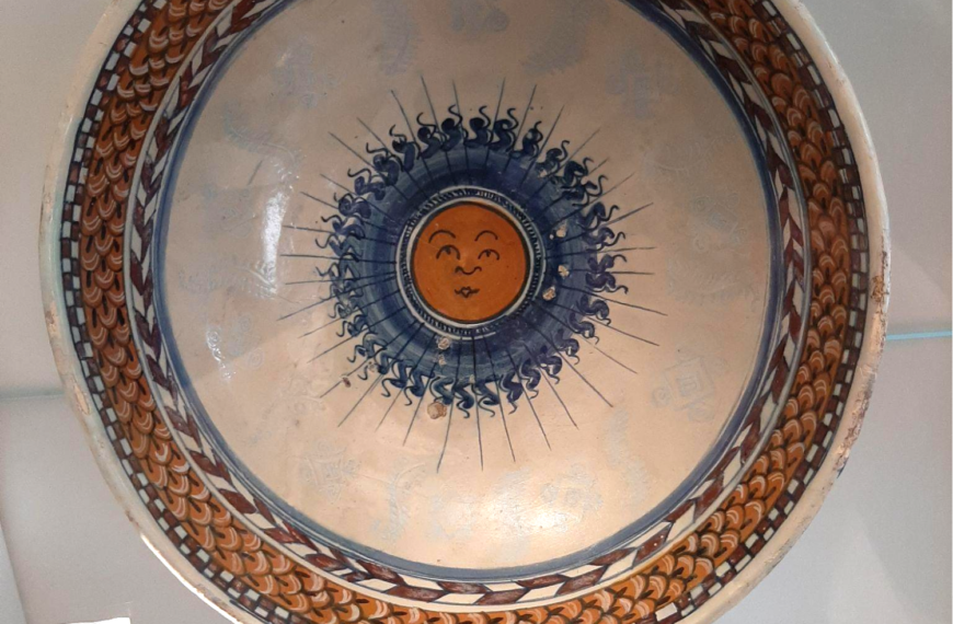 Piatto con motivo solare