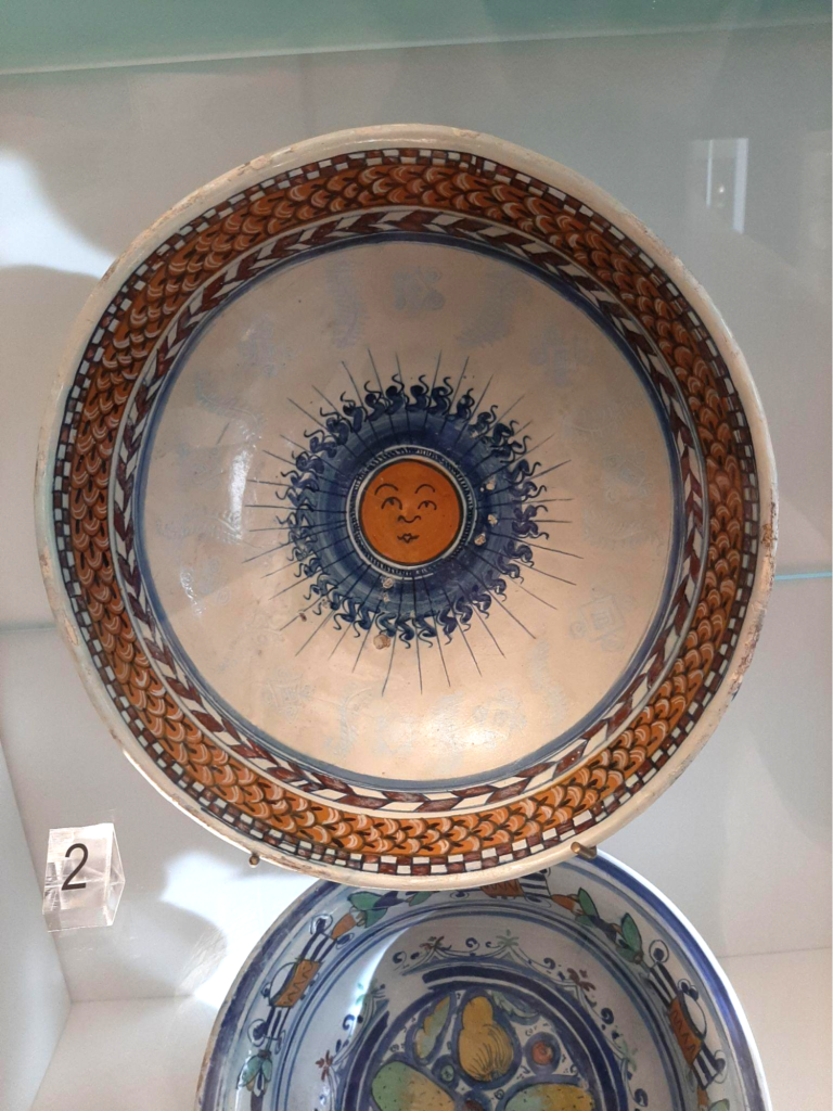 Piatto con motivo solare conservato nel Museo della Ceramica di Montelupo Fiorentino