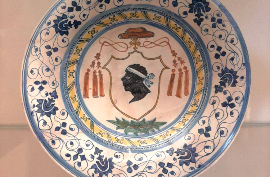 Piatto con stemma cardinalizio Pucci