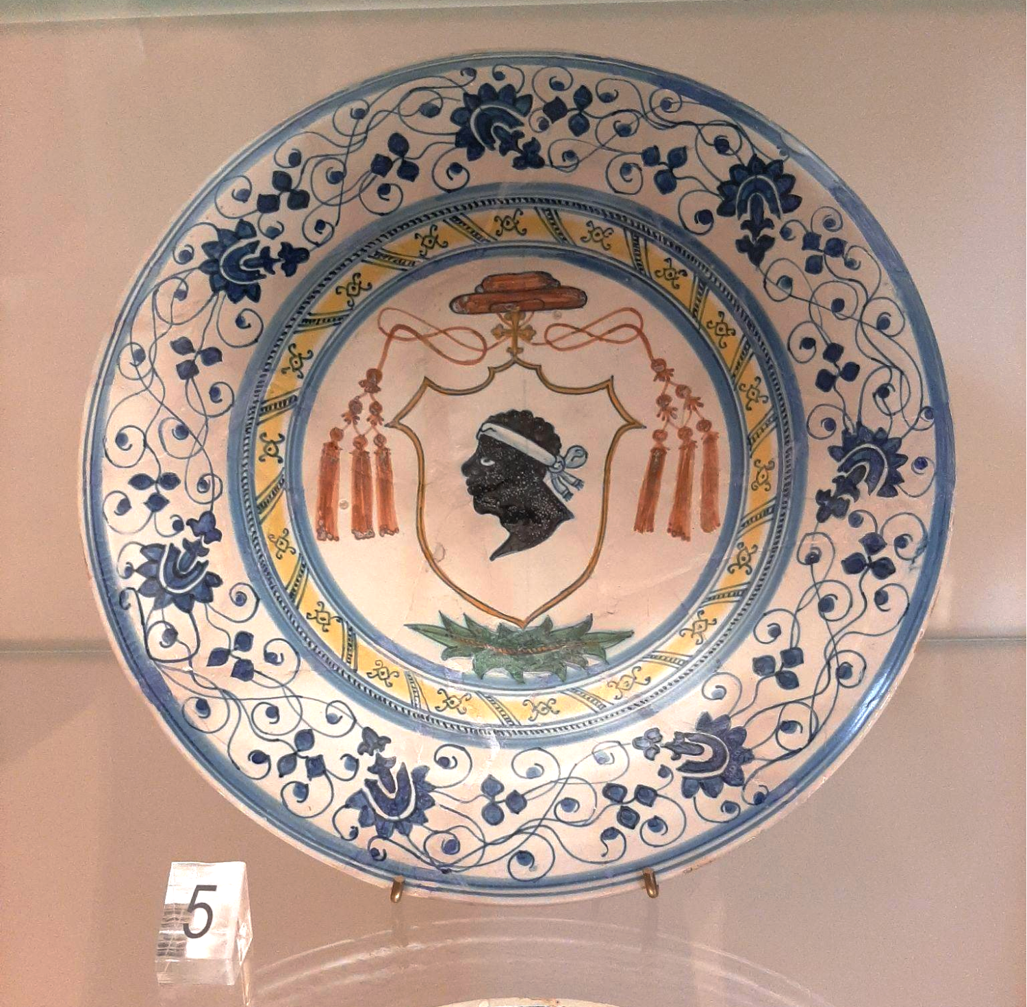 Piatto con stemma cardinalizio Pucci