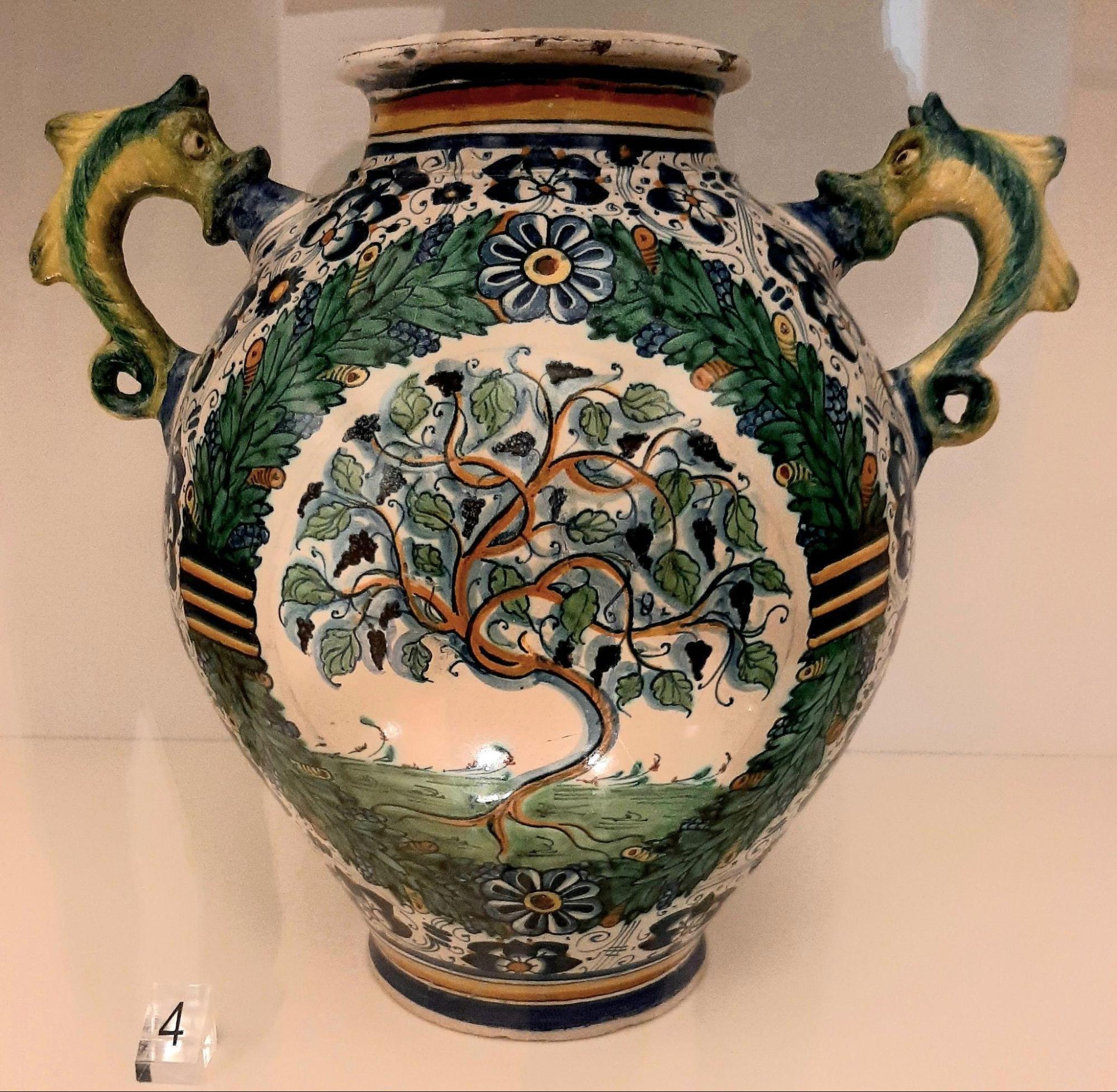 Orciolo con pianta di vite