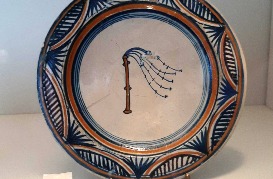 Piatto con emblema dei flagellanti