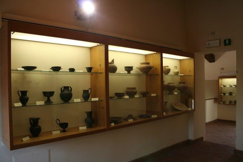 Museo archeologico, particolari delle vetrine, Montelupo Fiorentino (FI)